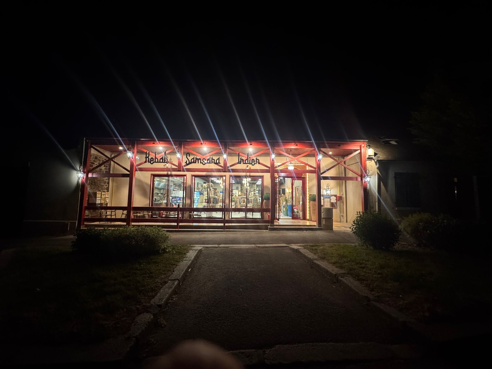 Façade du restaurant Samsara la nuit