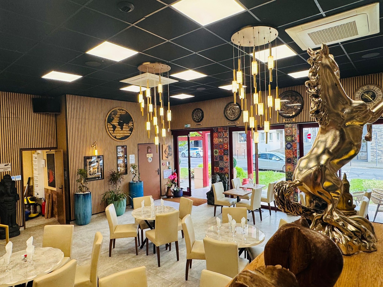 Salle du restaurant Samsara, statue cheval doré