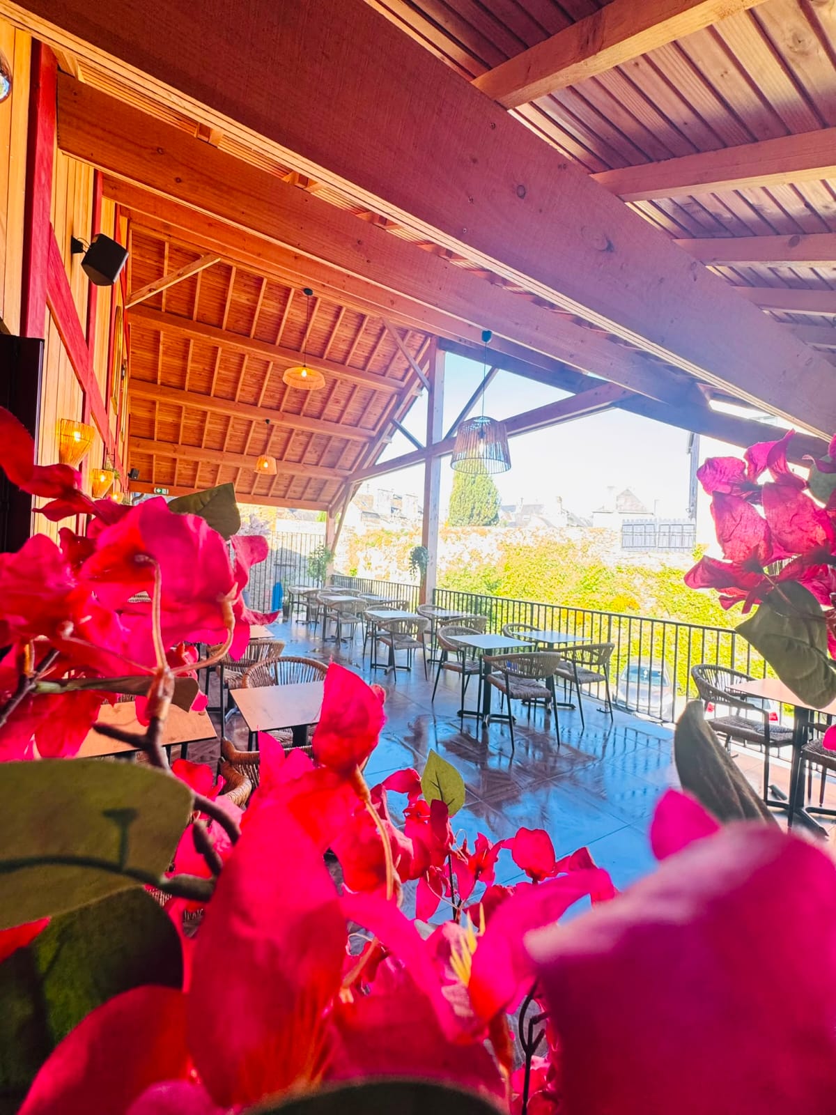 Grande salle intérieure du restaurant Samsara