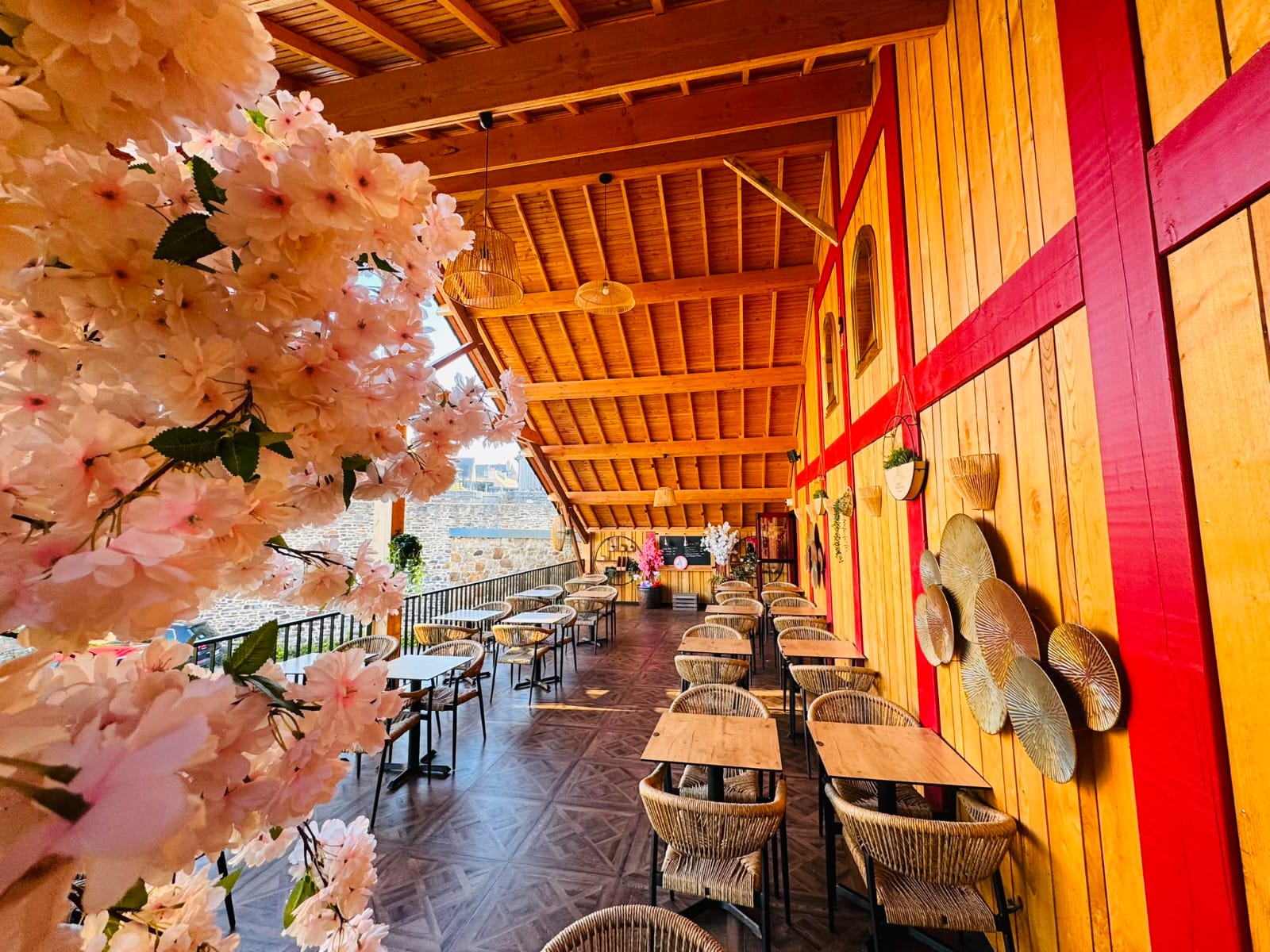 Terrasse fleurie du restaurant Samsara aux cerisiers en fleurs