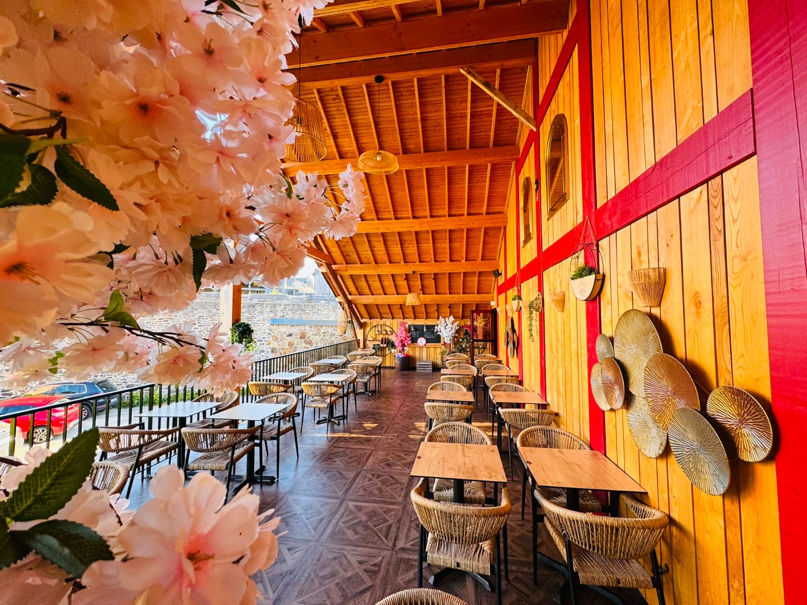 Vue depuis la terrasse fleurie du restaurant Samsara